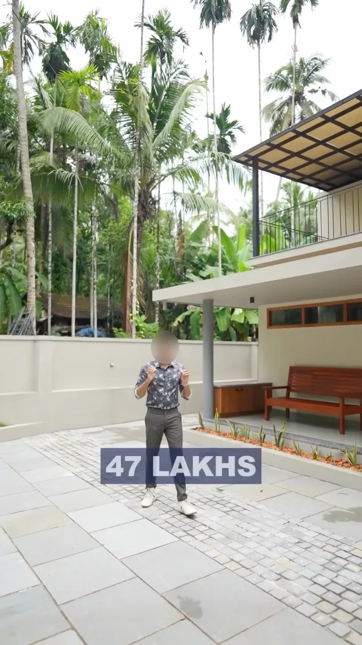 Opening frame of a Hiline home tour: a presenter in a stone courtyard in front of a finished two-storey house, with the caption 47 LAKHS